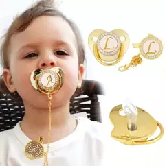 Gemstone mordedor com corrente chupeta com tampa protetora contra poeira, bebê chupeta, 26 iniciais chupeta, perfeito presente recém-nascido, sem BPA - Wolf Magazine