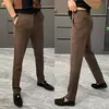 Calça reta masculina com bolsos e zíper, terno monocromático, casual e simples, social e para escritório, tendência da simplicidade, tendência da simplicidade, primavera e outono