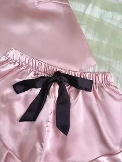 Conjunto de pijama de cetim suave para mulheres, camiseta com decote em v, bordas com babados e shorts, pijama simples e respirável - comprar online