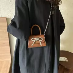 Mini bolsa de ombro monocromática para mulheres, design de arco, couro PU, aba, bolsas crossbody, bolsa de corrente, bolsas femininas, moda, 2024