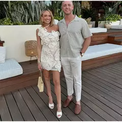 Mini vestido de malha de flor oco feminino, sem mangas, sem encosto, camada dupla, cabeçada irregular, moda feminina, verão na internet