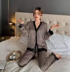 Imagem do Conjunto de pijama tipo seda para mulheres, design gola V, estampa com letras cruzadas, pijamas luxuosos, roupas domésticas, pijamas de tamanho grande, XXL