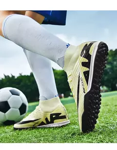 Sapatos de futebol ultraleves antiderrapantes interiores para homens, grampos profissionais, treinamento de grama, tênis original, botas de futebol - loja online