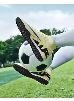 Sapatos de futebol ultraleves antiderrapantes interiores para homens, grampos profissionais, treinamento de grama, tênis original, botas de futebol - Wolf Magazine