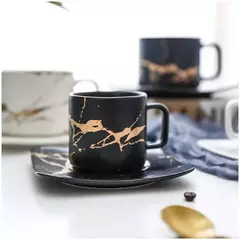 Imagem do Xícaras preto e branco em mármore asiático-japonês, caixas, pires, xícaras, copos, café, xícaras