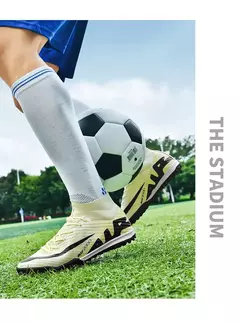Imagem do Sapatos de futebol ultraleves antiderrapantes interiores para homens, grampos profissionais, treinamento de grama, tênis original, botas de futebol