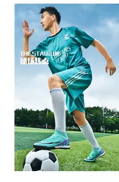 Sapatos de futebol ultraleves antiderrapantes interiores para homens, grampos profissionais, treinamento de grama, tênis original, botas de futebol - loja online