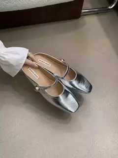 Imagem do Chinelos de couro macio com alça de fivela prateada, sapatilhas casuais, sapato de mulas brilhantes, dedo do pé, metálico, elegante, moda, 2024