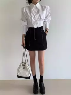 Camisa curta versátil e solta para mulher, nicho Design Sense, alça traseira oca, outono - loja online
