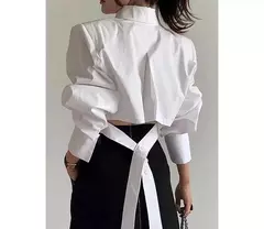 Camisa curta versátil e solta para mulher, nicho Design Sense, alça traseira oca, outono na internet
