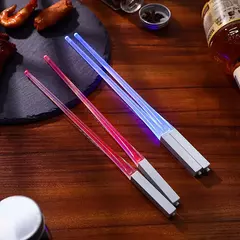 Imagem do Tema StarWar reutilizável lavável e destacável Sushi Chopsticks, sabre de luz LED, pauzinhos chineses luminosos, utensílios de cozinha, 1 par