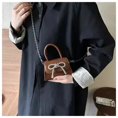 Imagem do Mini bolsa de ombro monocromática para mulheres, design de arco, couro PU, aba, bolsas crossbody, bolsa de corrente, bolsas femininas, moda, 2024