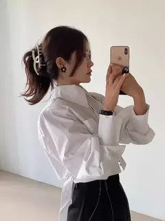 Camisa curta versátil e solta para mulher, nicho Design Sense, alça traseira oca, outono na internet