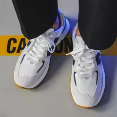 Imagem do Tênis de corrida respirável masculino e feminino, tênis de casal, tênis de tabuleiro respirável, malha da moda, ao ar livre, alta qualidade, clássico, quatro estações