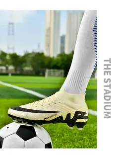 Sapatos de futebol ultraleves antiderrapantes interiores para homens, grampos profissionais, treinamento de grama, tênis original, botas de futebol