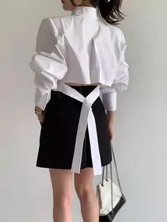 Camisa curta versátil e solta para mulher, nicho Design Sense, alça traseira oca, outono