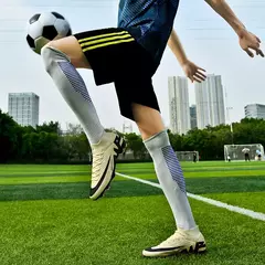 Imagem do Sapatos de futebol masculino de sola FG, sapatos de gramado ao ar livre, grampos longos especiais, botas esportivas de equipe superior alta, resistência ao desgaste, tamanho 36-45