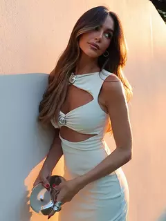 Vestidos compridos ocos femininos, elegante com decote V, decoração com concha, sem mangas, vestido fino feminino, vestidos de senhora de festa do clube, monocromático, verão, 2024 na internet