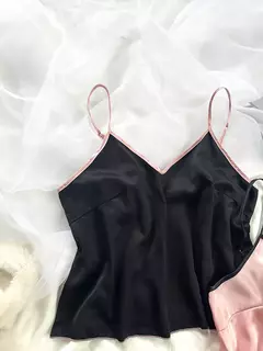 Conjunto de pijama de cetim suave para mulheres, camiseta com decote em v, bordas com babados e shorts, pijama simples e respirável