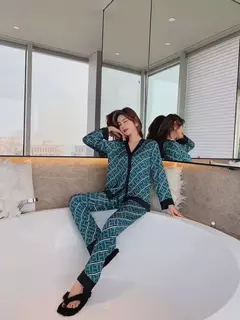 Conjunto de pijama tipo seda para mulheres, design gola V, estampa com letras cruzadas, pijamas luxuosos, roupas domésticas, pijamas de tamanho grande, XXL - loja online