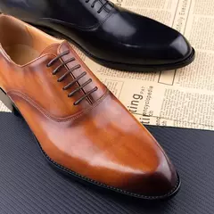 Calçado artesanal do homem de negócios, sapato vestido de couro elegante, terno do escritório do partido jogos, calçado confortável na internet