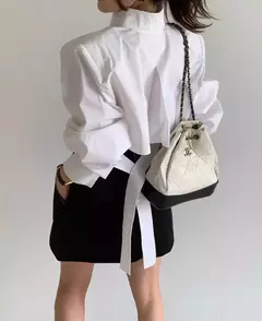 Camisa curta versátil e solta para mulher, nicho Design Sense, alça traseira oca, outono - loja online