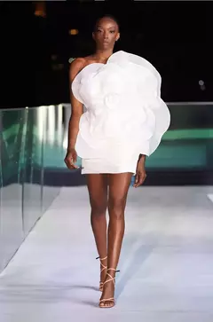 Imagem do Vestido de ombro oblíquo branco para mulheres, vestido decorativo de flores, vestido de casamento, vestido de um passo, novo estilo, verão