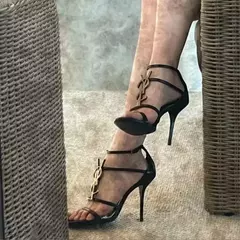 Salto alto de seda para mulheres, flor metálica, dedo do pé quadrado, salto fino pontudo, sapatos de festa, sandália de luxo, bombas de moda, 2024 - Wolf Magazine