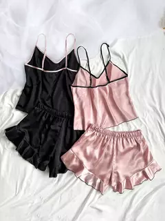 Conjunto de pijama de cetim suave para mulheres, camiseta com decote em v, bordas com babados e shorts, pijama simples e respirável na internet