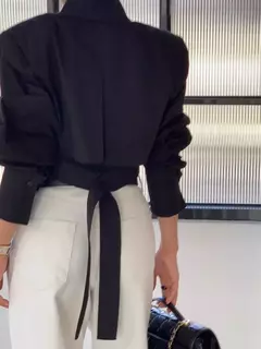 Camisa curta versátil e solta para mulher, nicho Design Sense, alça traseira oca, outono na internet