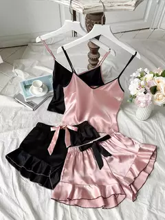 Conjunto de pijama de cetim suave para mulheres, camiseta com decote em v, bordas com babados e shorts, pijama simples e respirável