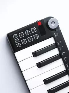 SMK-25 mini teclado midi de música eletrônica controlador de 25 teclas 1 codificador suporta bluetooth e conexão de pedal de sustentação de 3.5mm - Wolf Magazine