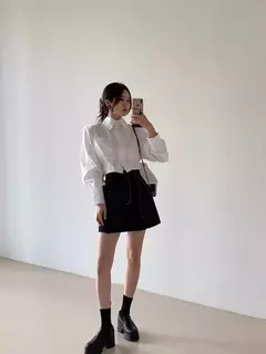Camisa curta versátil e solta para mulher, nicho Design Sense, alça traseira oca, outono - loja online