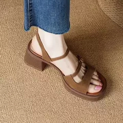Sapatos femininos de salto alto de dedo aberto, sandálias casuais de grife, estilo estranho, plus size, nova moda, monocromática, 2024 na internet