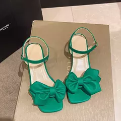 Sandálias grandes de toe aberto para mulheres, fivela monocromática de uma linha, nó arco de temperamento, sapatos confortáveis, nova moda, verão, 2024 na internet