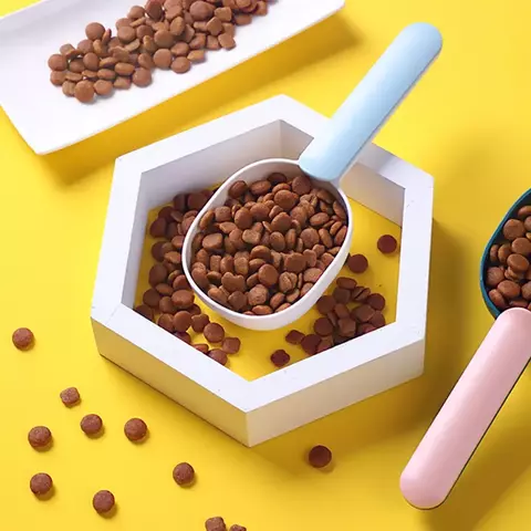 Uma colher de comida para animais de estimação, multifuncional 2 em 1 com alça de clipe selada, adequada para gatos e cães, pássaros, colher de alimentação de coelhos