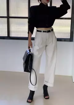 Camisa curta versátil e solta para mulher, nicho Design Sense, alça traseira oca, outono - comprar online