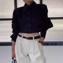 Camisa curta versátil e solta para mulher, nicho Design Sense, alça traseira oca, outono - Wolf Magazine