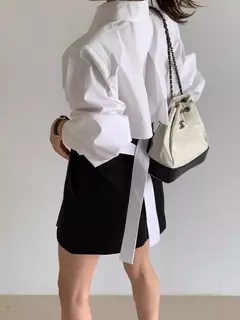Camisa curta versátil e solta para mulher, nicho Design Sense, alça traseira oca, outono na internet