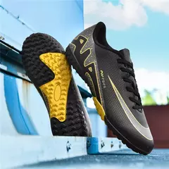 Sapatos de futebol ultraleves longos dos homens, grampos respiráveis, botas de futebol indoor, tênis de treinamento, venda quente, novo, transporte da gota - Wolf Magazine