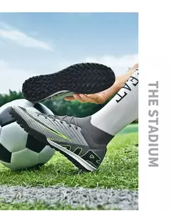 Imagem do Sapatos de futebol ultraleves antiderrapantes interiores para homens, grampos profissionais, treinamento de grama, tênis original, botas de futebol