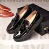 Mocassins de couro genuíno artesanal para homens, dedo do pé redondo, sapatos formais de bola, vestido de banquete de casamento