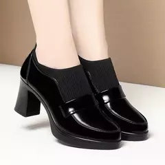Imagem do Mocassim de um pedal feminino, salto alto, sapatos de couro macio, fundo grosso,