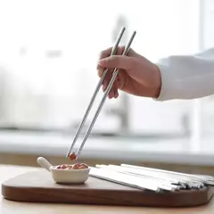 Pauzinhos chineses em aço inoxidável, pauzinho de sushi antiderrapante, varas de metal coreano e japonês, utensílios de cozinha, 1 2 5 pares - loja online
