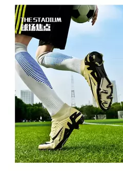 Sapatos de futebol ultraleves antiderrapantes interiores para homens, grampos profissionais, treinamento de grama, tênis original, botas de futebol - loja online