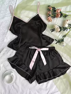 Conjunto de pijama de cetim suave para mulheres, camiseta com decote em v, bordas com babados e shorts, pijama simples e respirável - comprar online