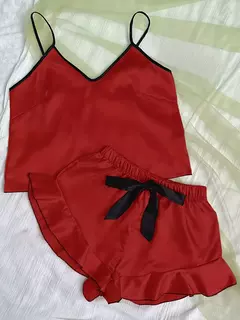 Conjunto de pijama de cetim suave para mulheres, camiseta com decote em v, bordas com babados e shorts, pijama simples e respirável