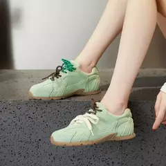 Imagem do Aiyuqi tênis feminino novo couro genuíno retro alemão sapatos de treinamento feminino inverno veludo pele plana sapatos casuais