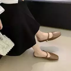Imagem do Chinelos de couro macio com alça de fivela prateada, sapatilhas casuais, sapato de mulas brilhantes, dedo do pé, metálico, elegante, moda, 2024
