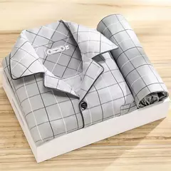 Imagem do Conjunto de pijama de seda leite confortável masculino, loungewear elegante, estampa xadrez listrada, lapela combinando cores, pijama longo de peito único, outono e inverno